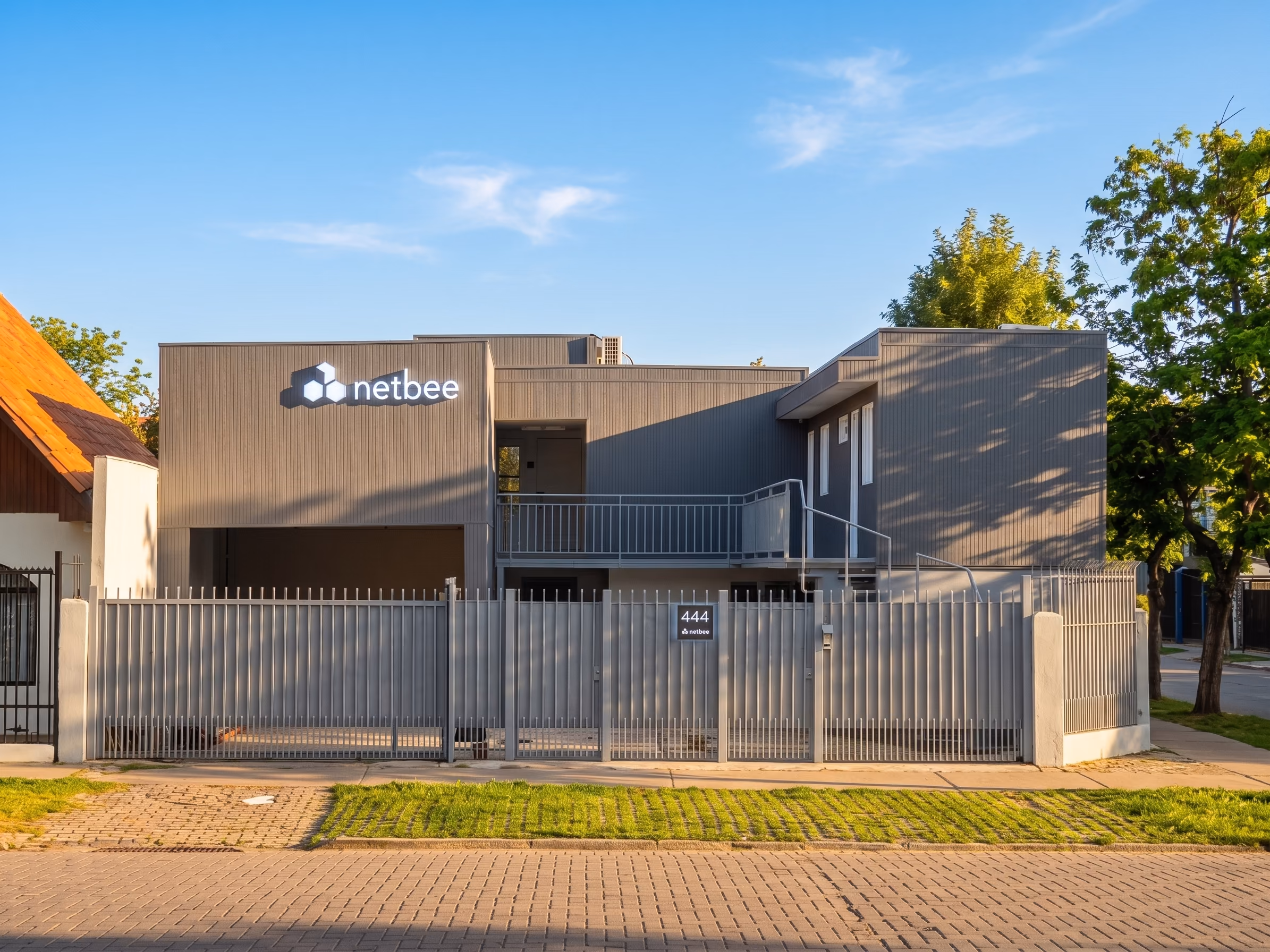 Fachada de la casa matriz de Netbee en Panamericana 444, de día